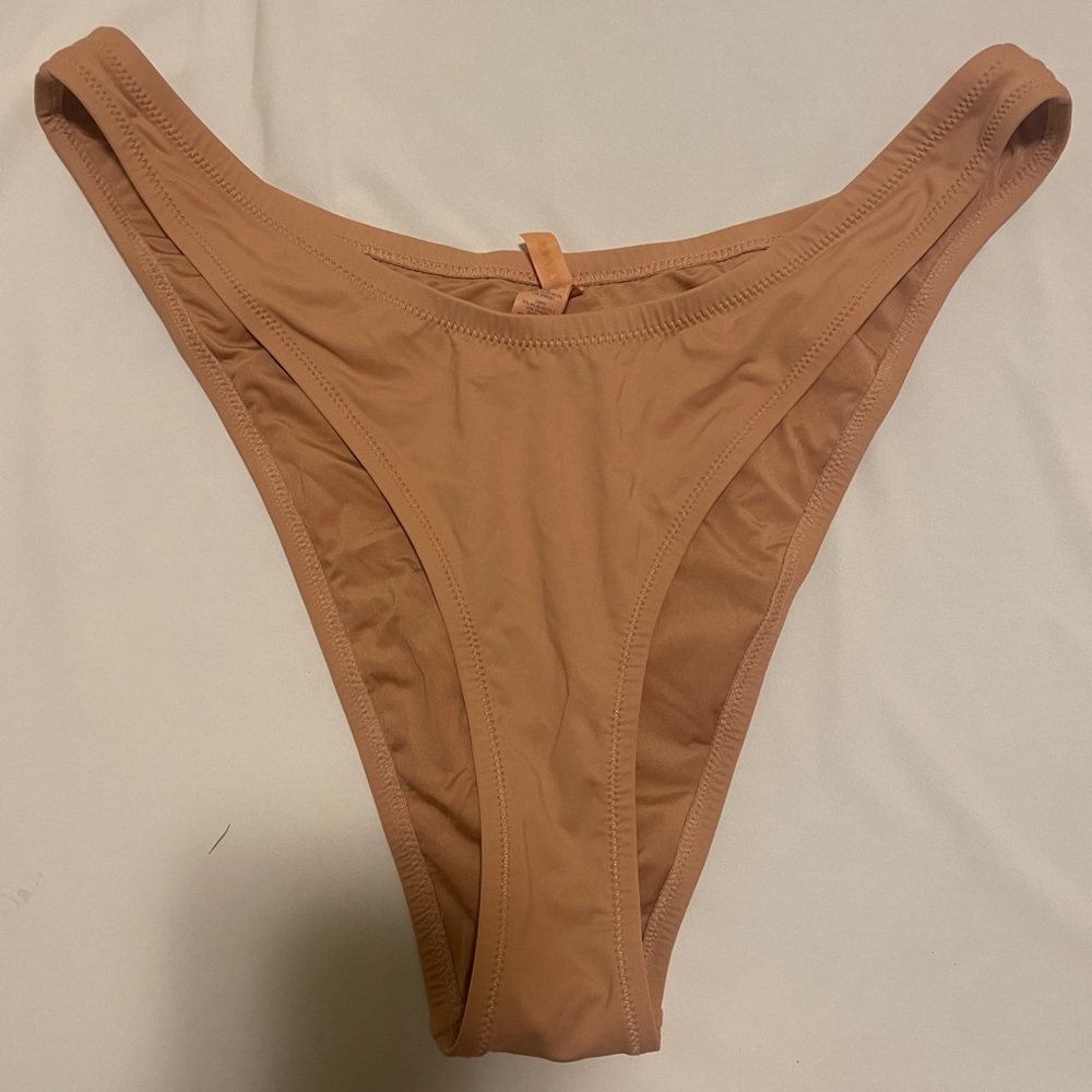 Skims Signature Swim Cheeky Tanga Bottoms in Ochre (XL)